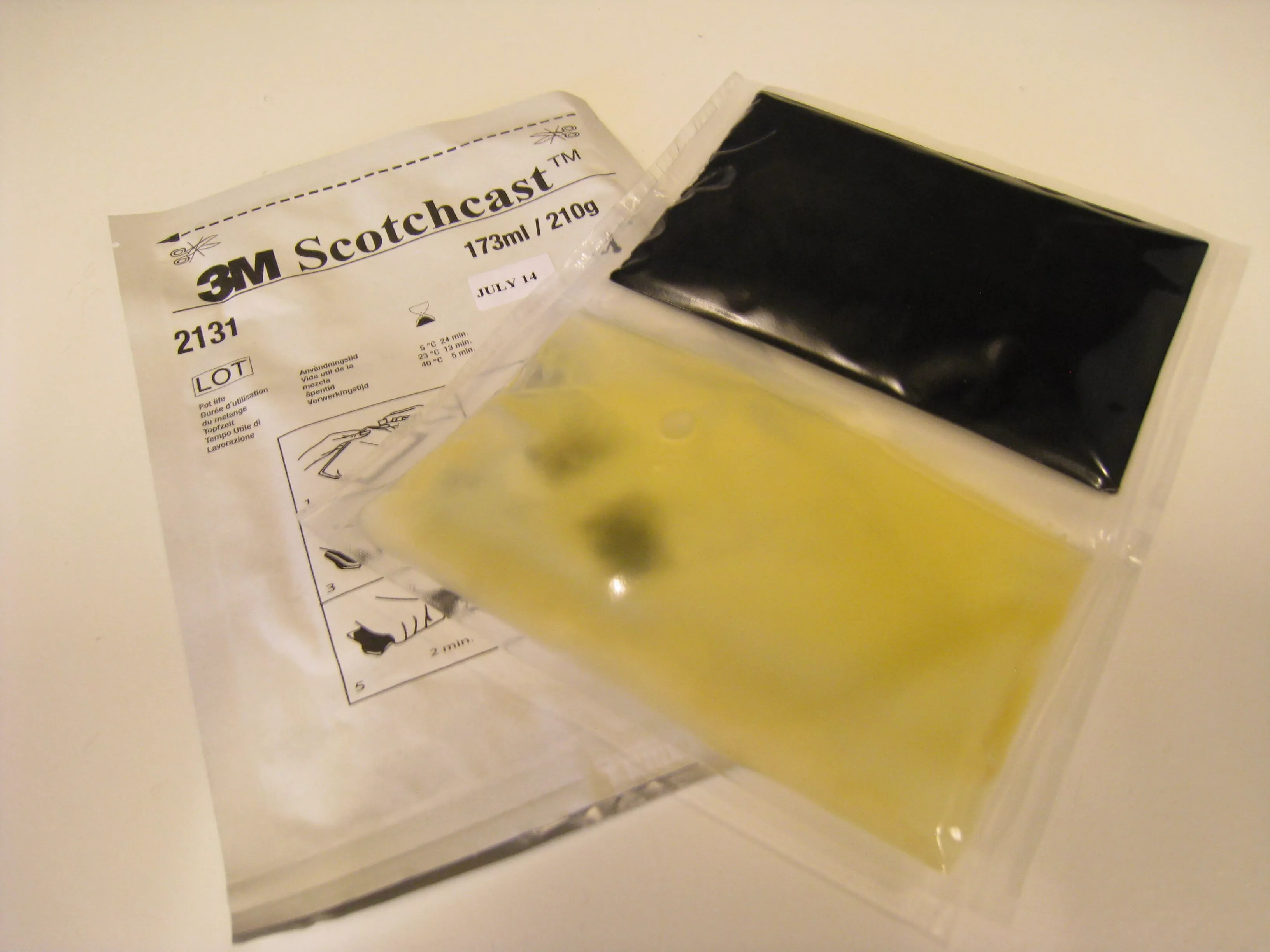 3M™ Scotchcast™ Flame-Retardant Compound 2131 Part B, (21kg/46.5 lb),
1/DR